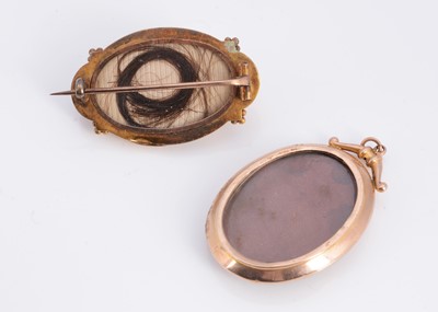 Lot 23 - A 9ct gold Victorian brooch, a 9ct gold photo pendant