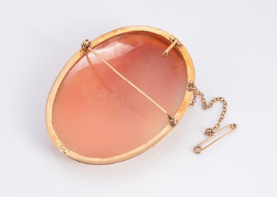 Lot 24 - A 18ct gold large cameo brooch