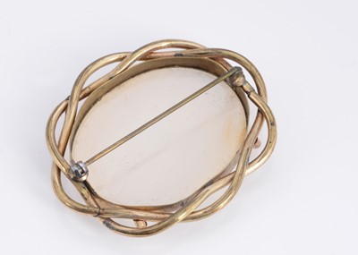 Lot 25 - A pinchbeck agate cabochon brooch
