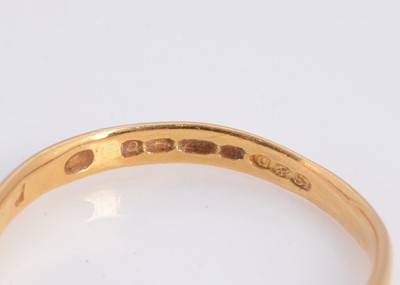Lot 32 - An 22ct gold wedding band
