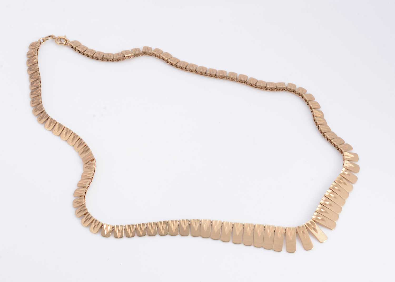 Lot 34 - A 9ct gold graduated necklace