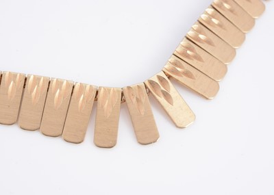 Lot 34 - A 9ct gold graduated necklace