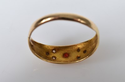 Lot 36 - A yellow metal Edwardian gem set gypsy set ring