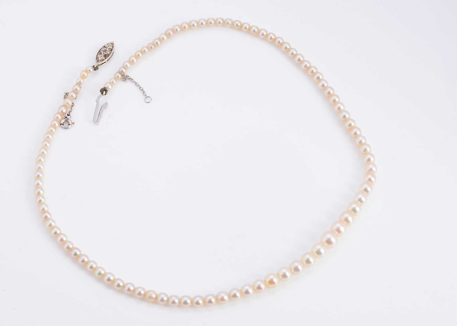 Lot 44 - A 9ct gold pearl cultured pearl necklace