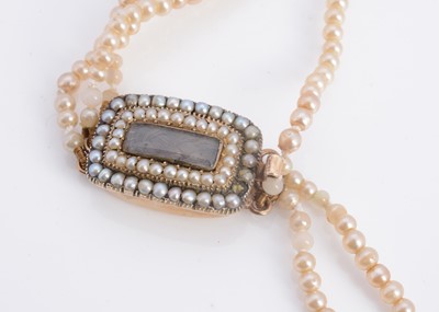 Lot 45 - A 9ct clasp simulated pearl necklace