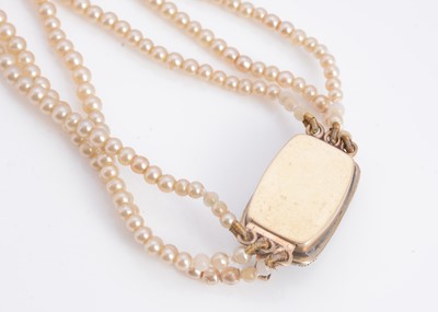 Lot 45 - A 9ct clasp simulated pearl necklace
