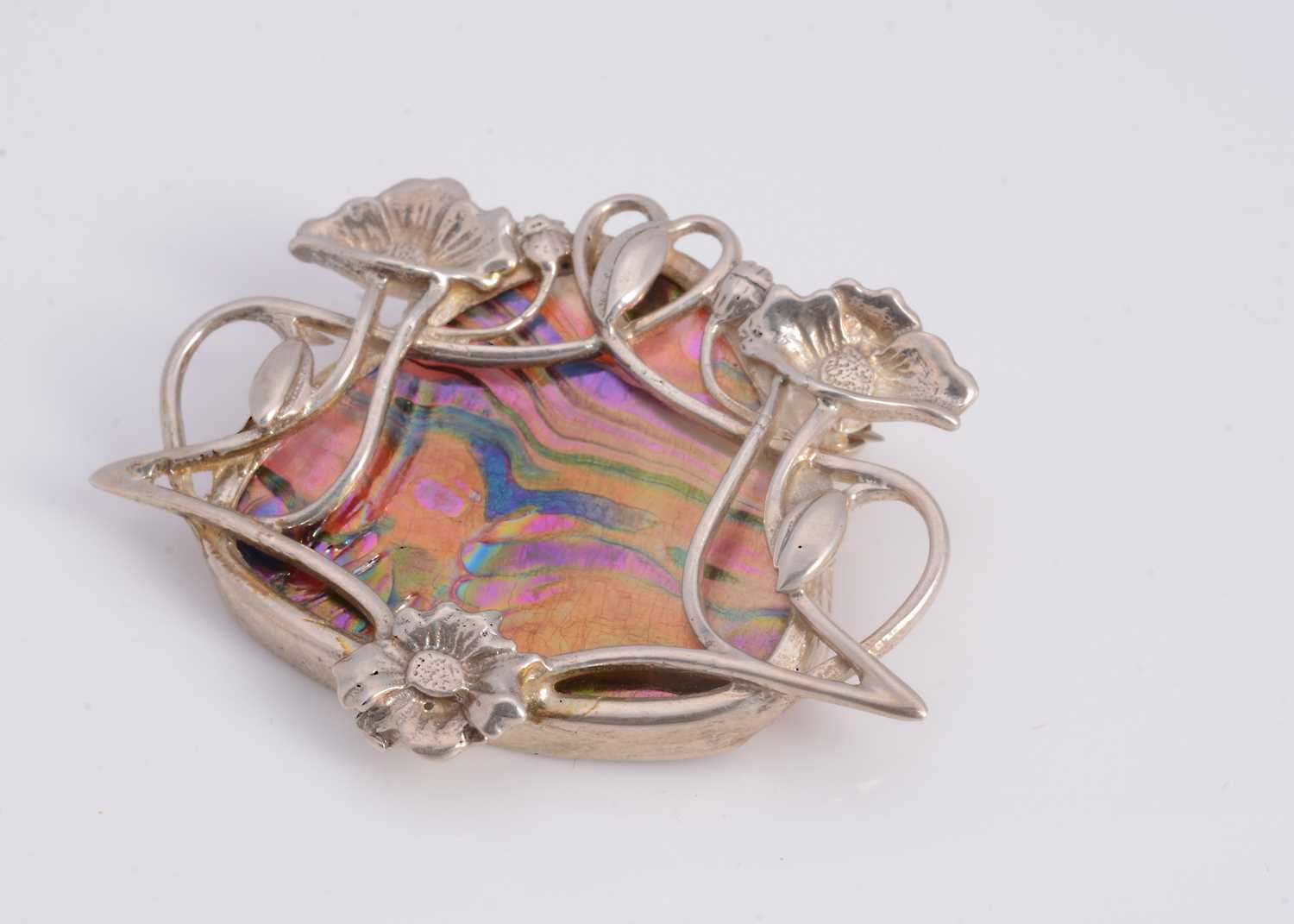 Lot 50 - A silver & glass Pat Cheney 'Chene d'Glas' brooch