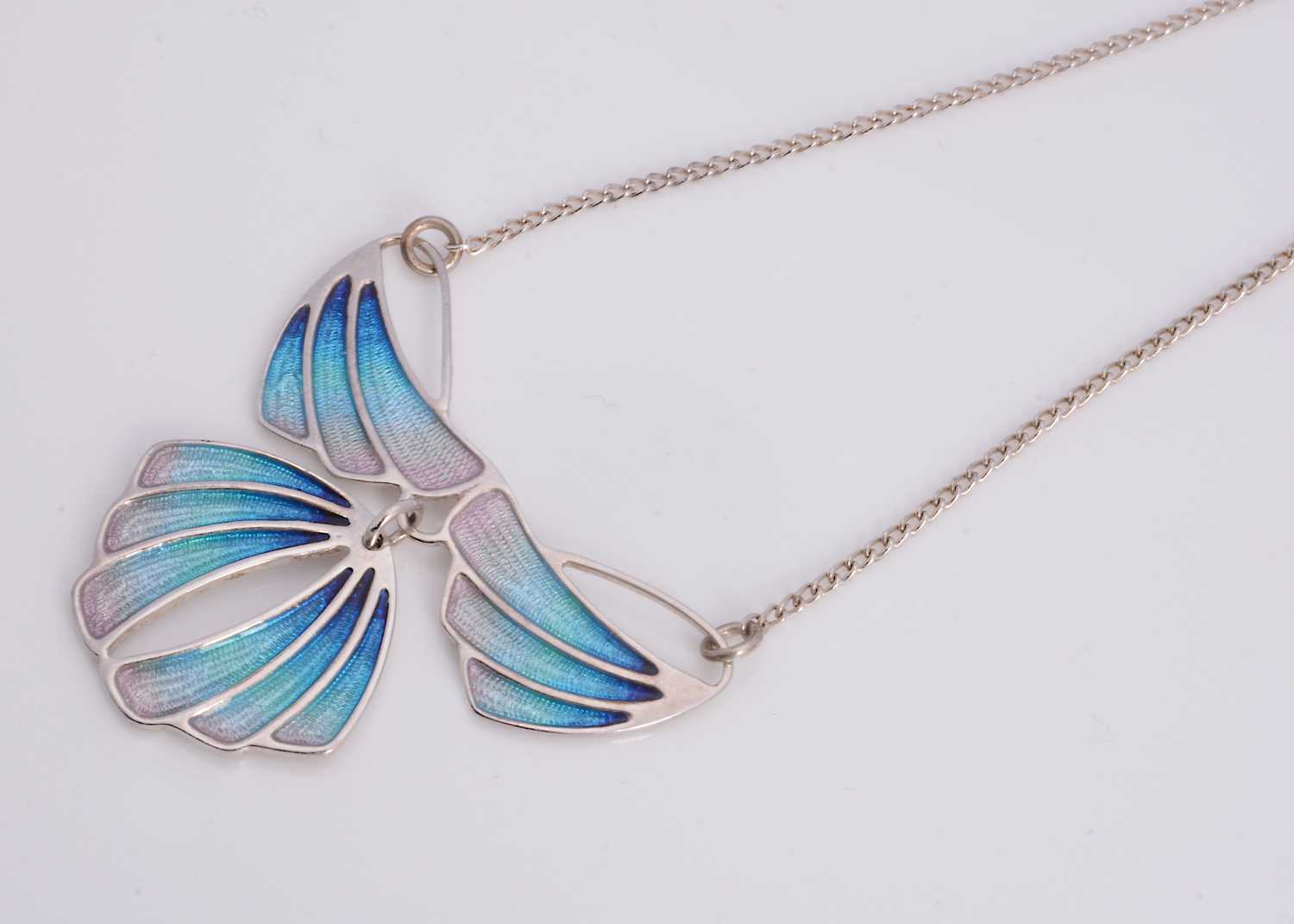 Lot 54 - An silver enamelled Pat Cheney Chenevive range pendant necklace