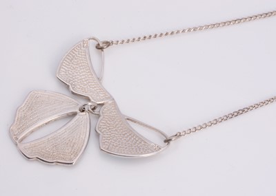 Lot 54 - An silver enamelled Pat Cheney Chenevive range pendant necklace