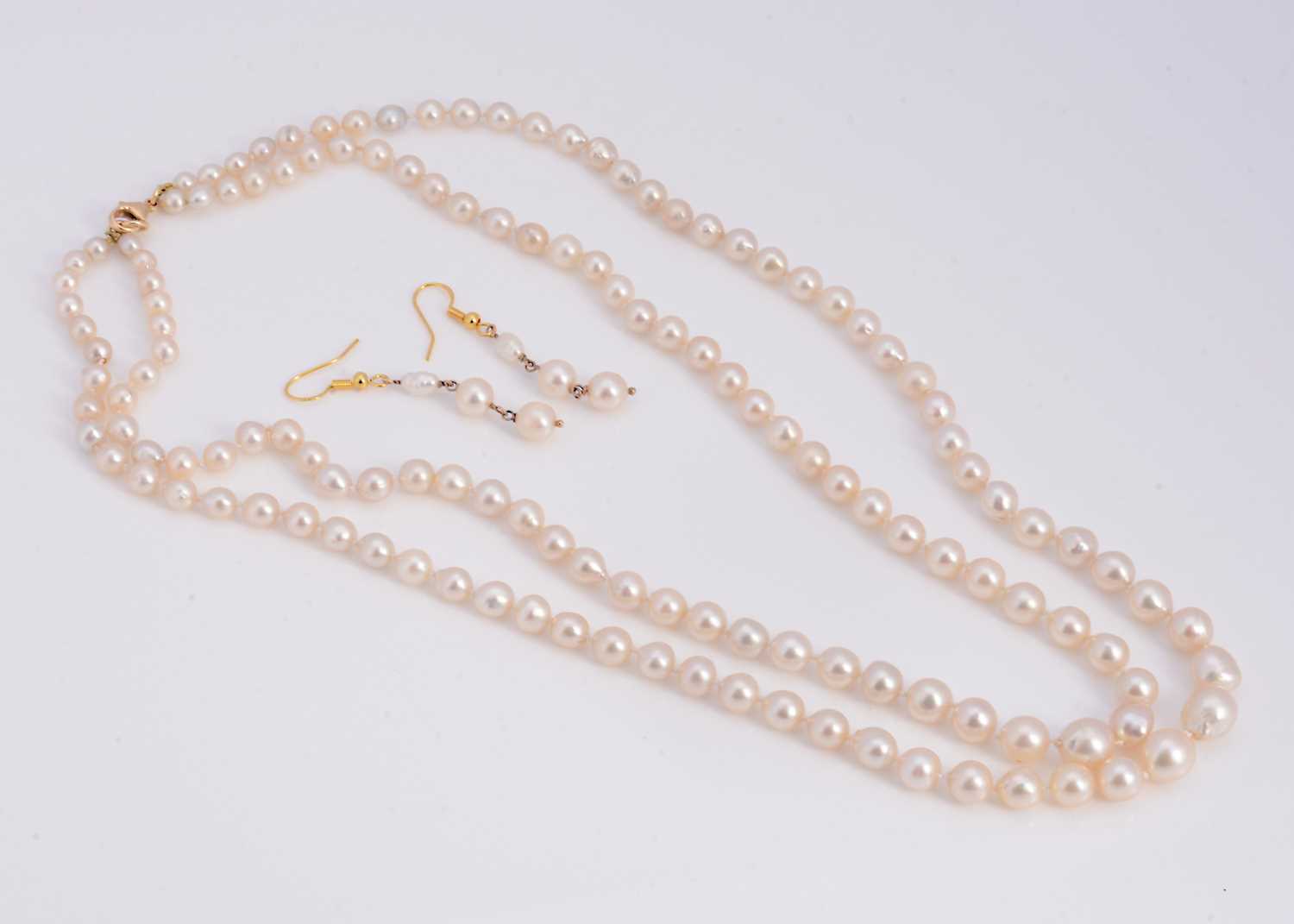 Lot 62 - A double row of graduated cultured pearl necklace