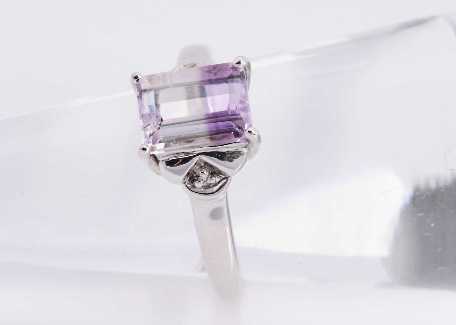 Lot 82 - A 9ct white gold emerald cut bi colour stone dress ring