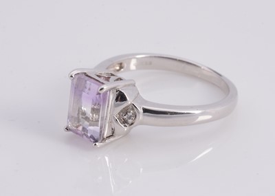 Lot 82 - A 9ct white gold emerald cut bi colour stone dress ring