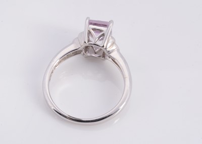 Lot 82 - A 9ct white gold emerald cut bi colour stone dress ring