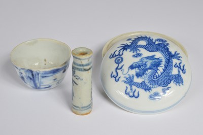 Lot 48 - A small group of antique Chinese porcelain and pottery items