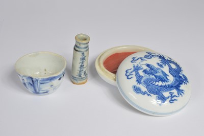 Lot 48 - A small group of antique Chinese porcelain and pottery items