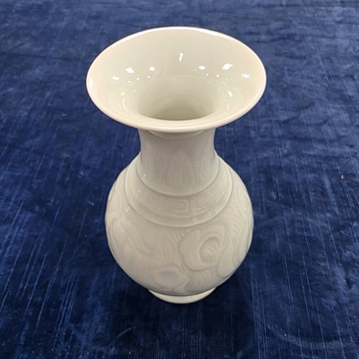 Lot 59 - Two 20th century Chinese ceramic items