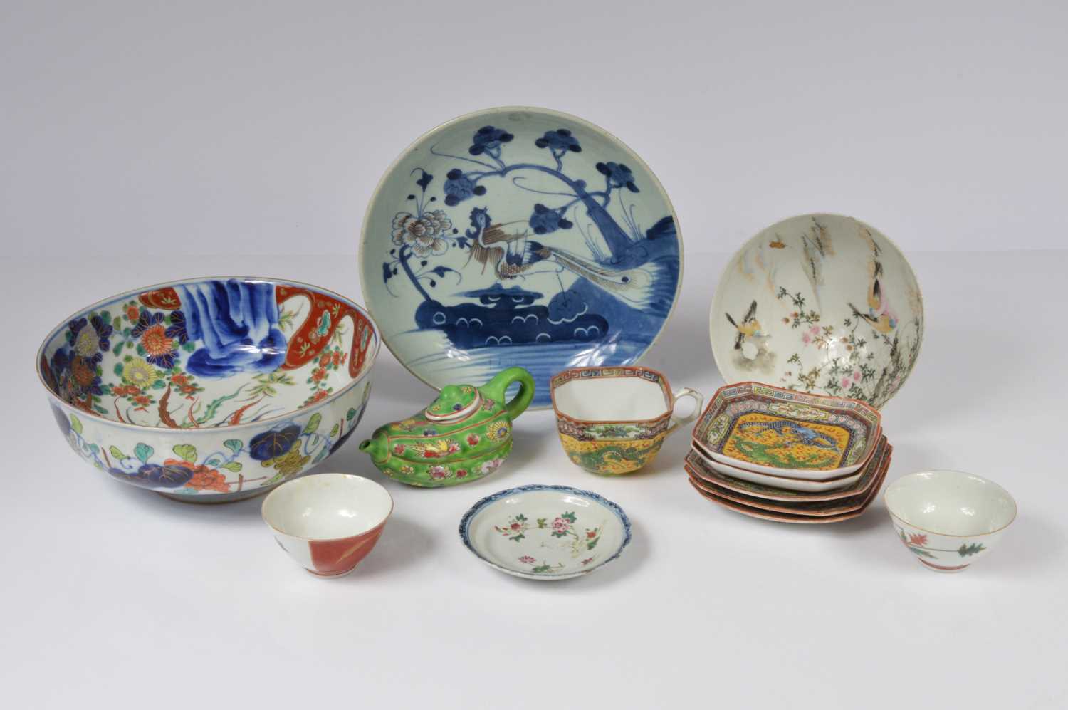 Lot 78 - A group of Chinese and Japanese and Far Eastern porcelain items