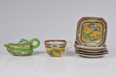 Lot 78 - A group of Chinese and Japanese and Far Eastern porcelain items