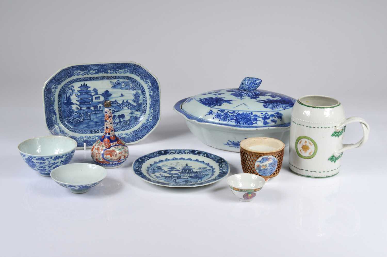Lot 89 - Seven various Chinese porcelain items