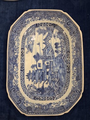 Lot 89 - Seven various Chinese porcelain items