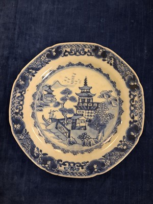 Lot 89 - Seven various Chinese porcelain items