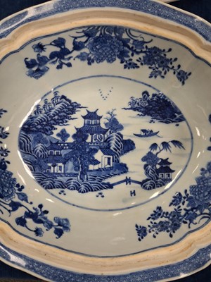 Lot 89 - Seven various Chinese porcelain items