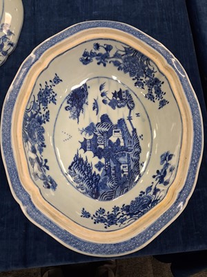 Lot 89 - Seven various Chinese porcelain items